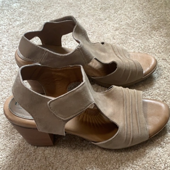 High Heel Sandals - Picture 2 of 3